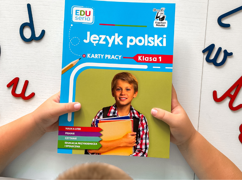 Karty pracy EDUseria do języka polskiego – okładka trzymana przez dziecko